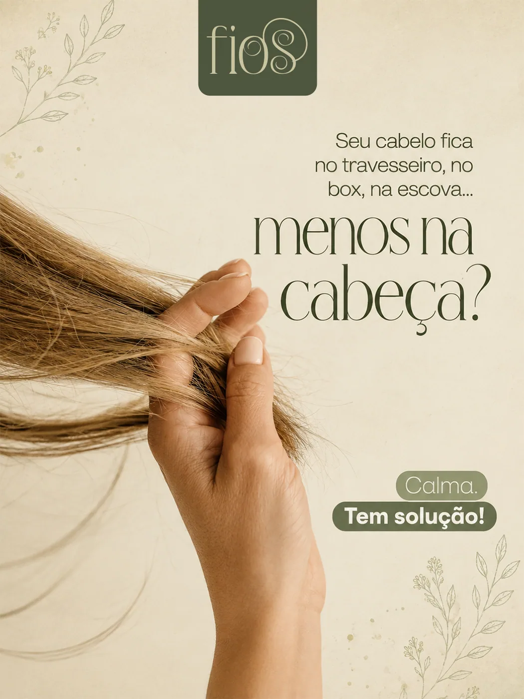 Mão segurando as pontas do cabelo e mensagem sobre a queda ter solução.