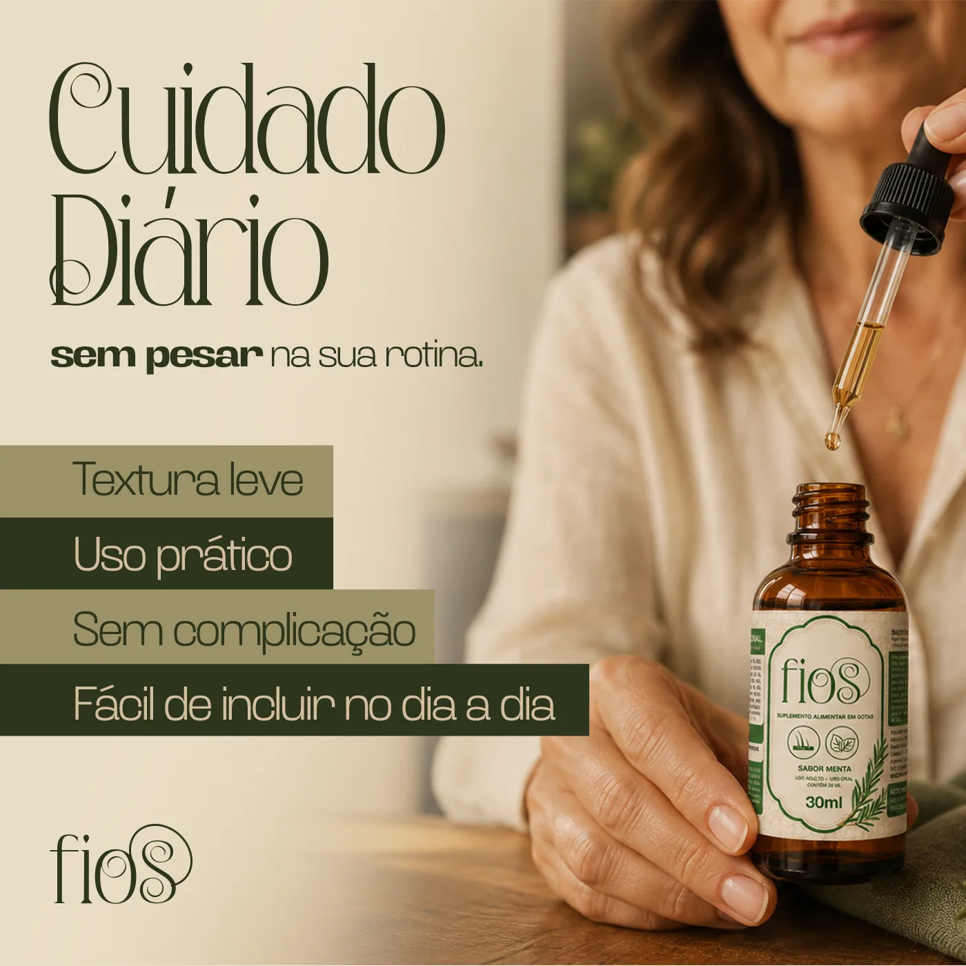 Mulher segurando o frasco Fios que Voltam: cuidado diário sem pesar na rotina