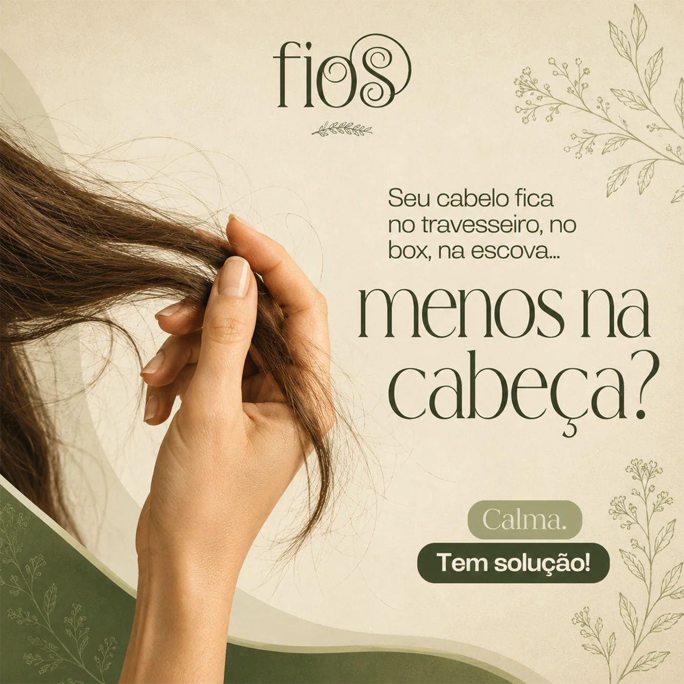 Mão segurando fios soltos: cabelo que fica no travesseiro, no box e na escova